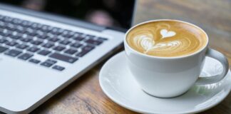 Shop hjemmefra med børnepengekredit og nyd god kaffe i sofaen
